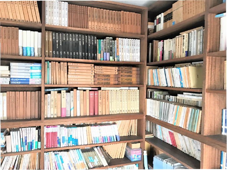 蔵書がたくさんある本棚