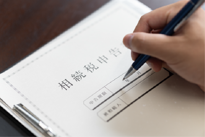 相続税の書類を記入している人の手元